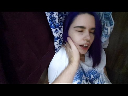 ❤️ 在壁櫥裡找到我姐姐並幫她射精 美麗的色情 在我們 ️❤